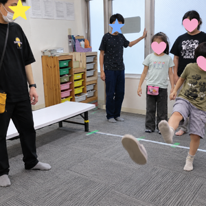 室内活動室でスリッパ飛ばし