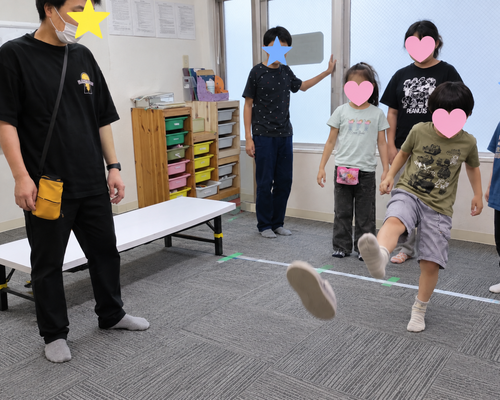 室内活動室でスリッパ飛ばし