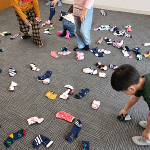 靴下を集める子どもたち