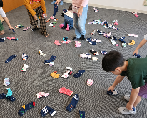 靴下を集める子どもたち