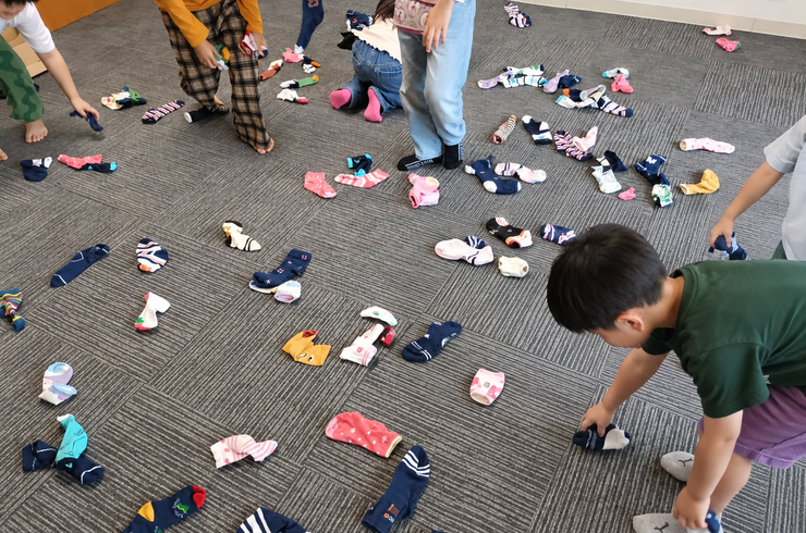 靴下を集める子どもたち