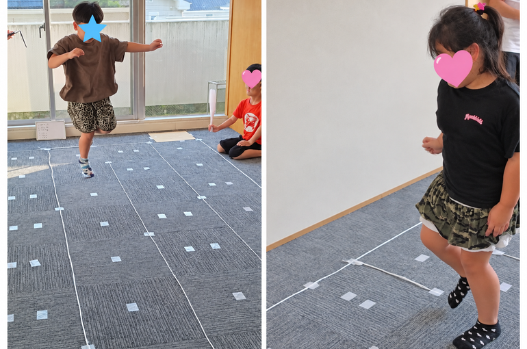 室内で遊ぶ子どもたち