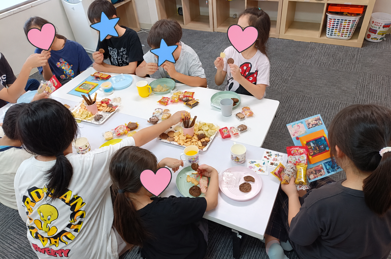 お菓子いっぱいの楽しい子ども会 авази