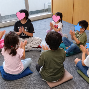 窓辺で楽しむ手拍子の輪